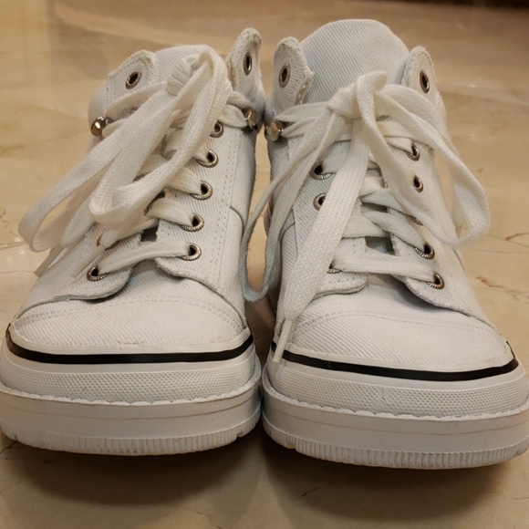 Victoria's Secret Shoes - Victoria's Secret low-heel platform sneaker, 8-1/2